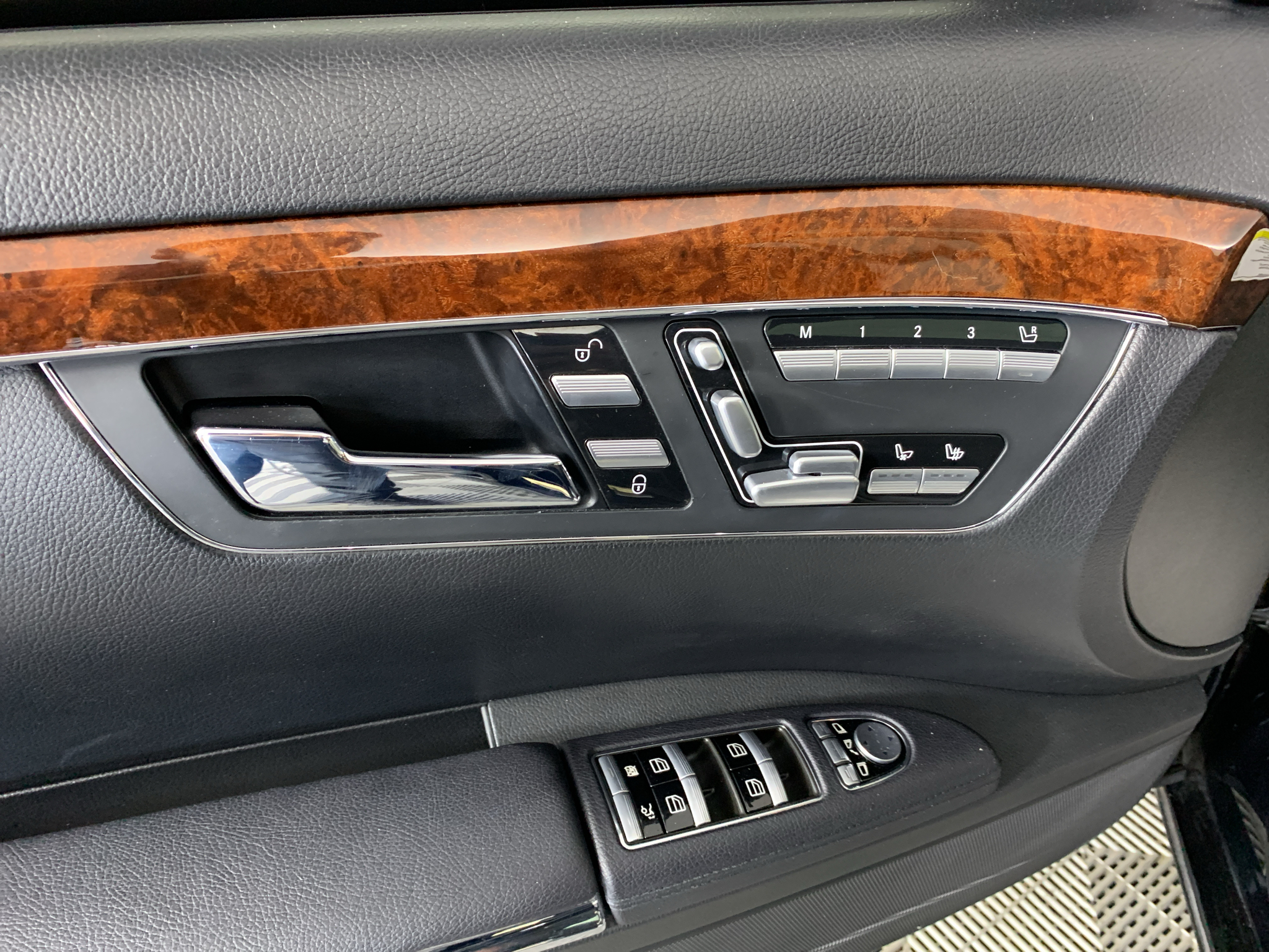 Vehicle photo 14