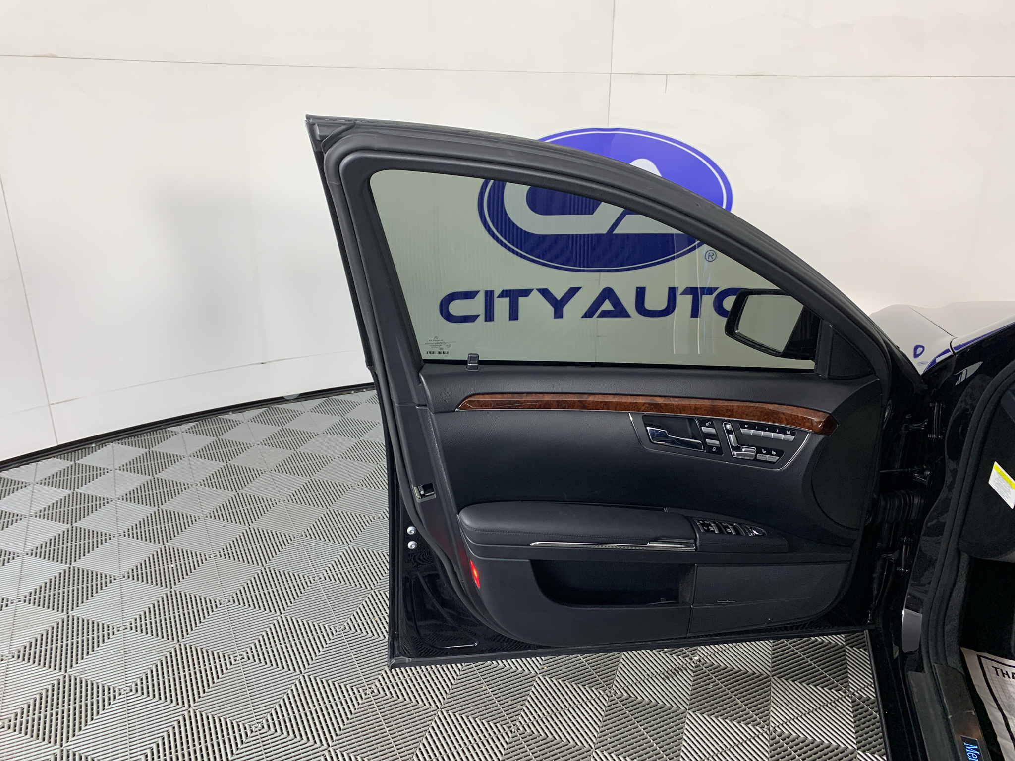 Vehicle photo 13