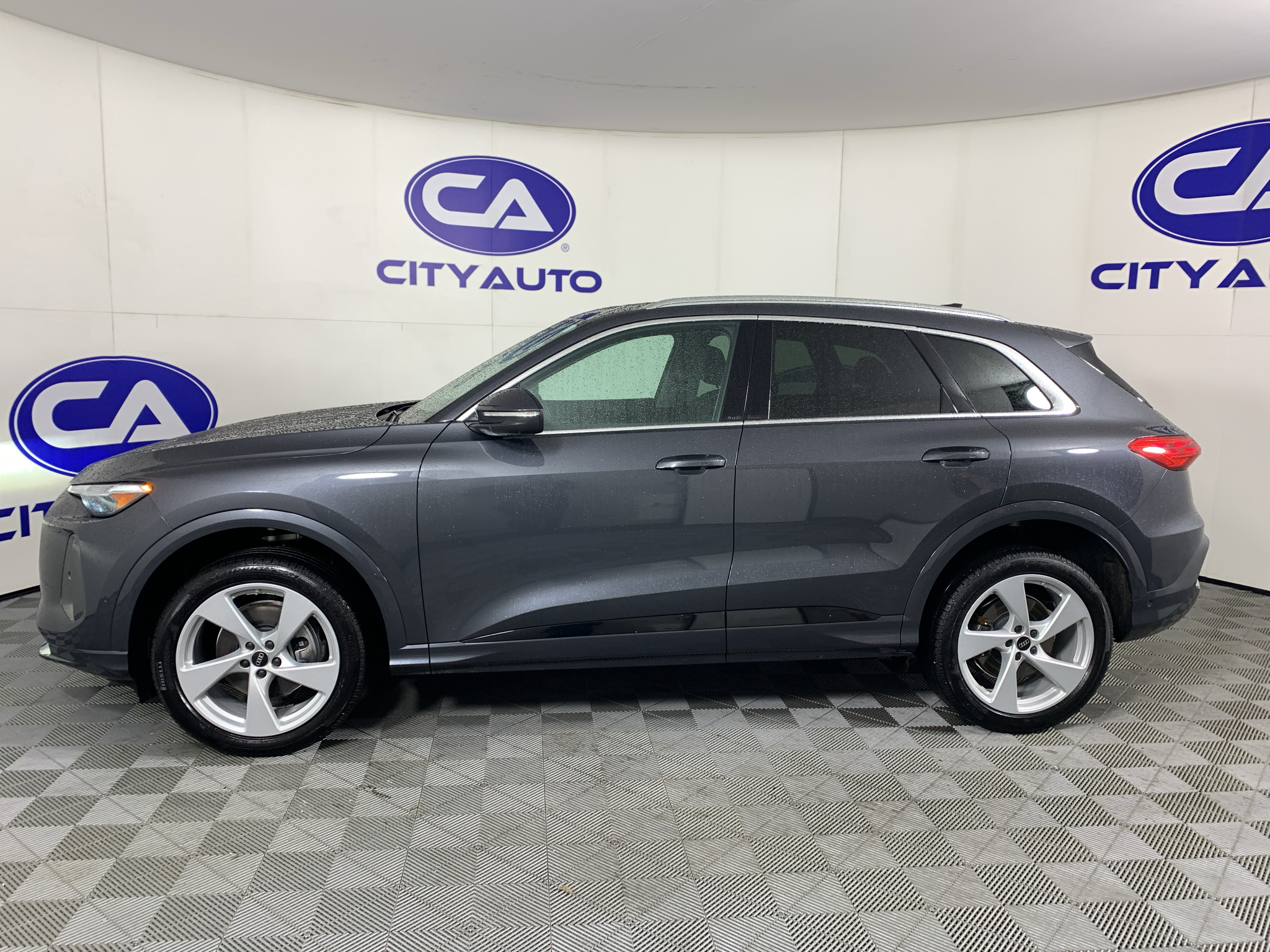 Vehicle photo 6