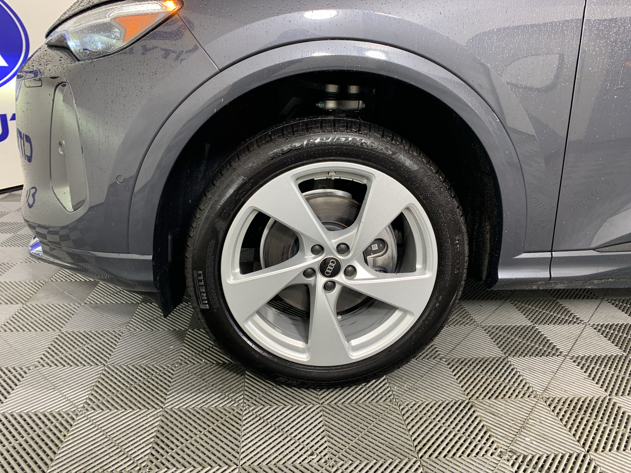 Vehicle photo 11