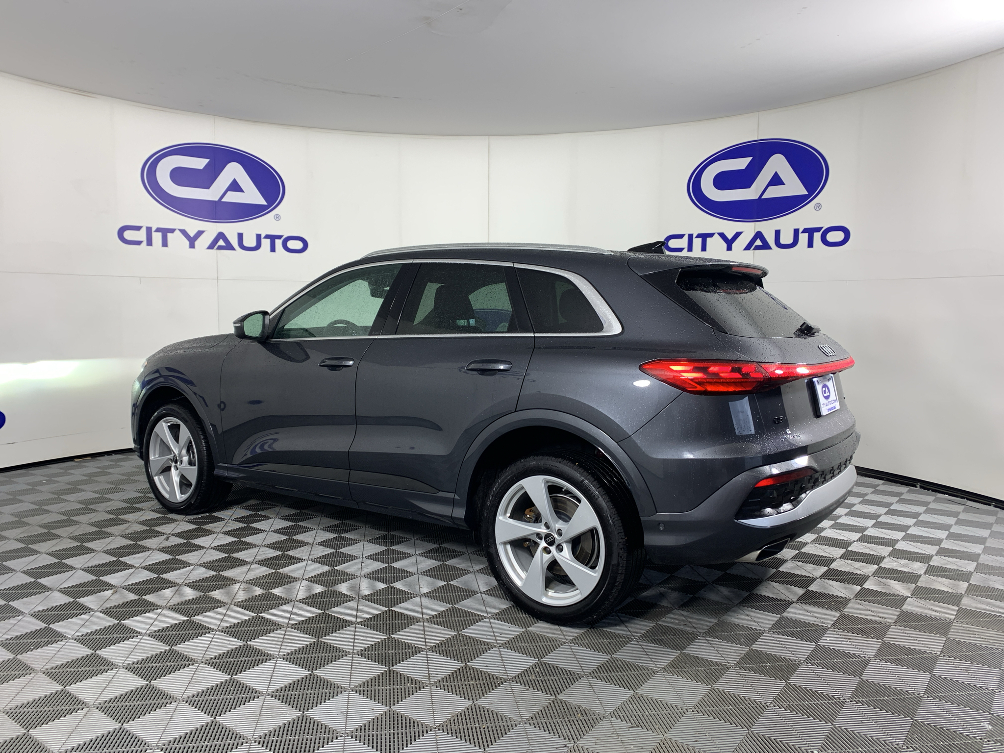 Vehicle photo 5