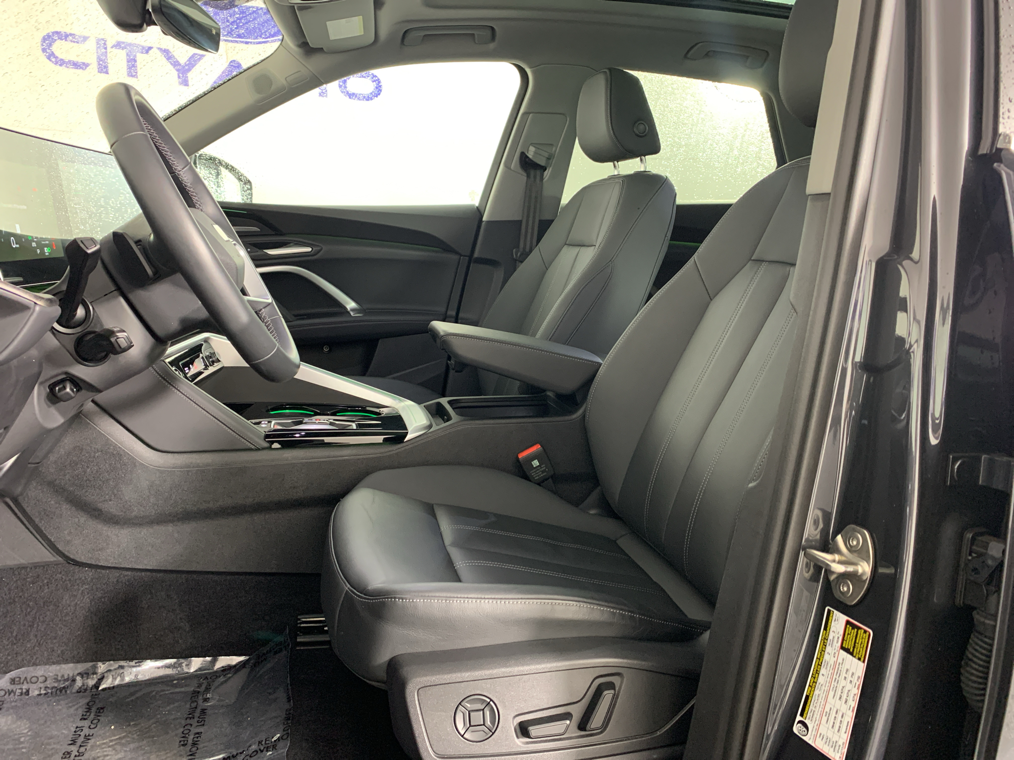 Vehicle photo 14