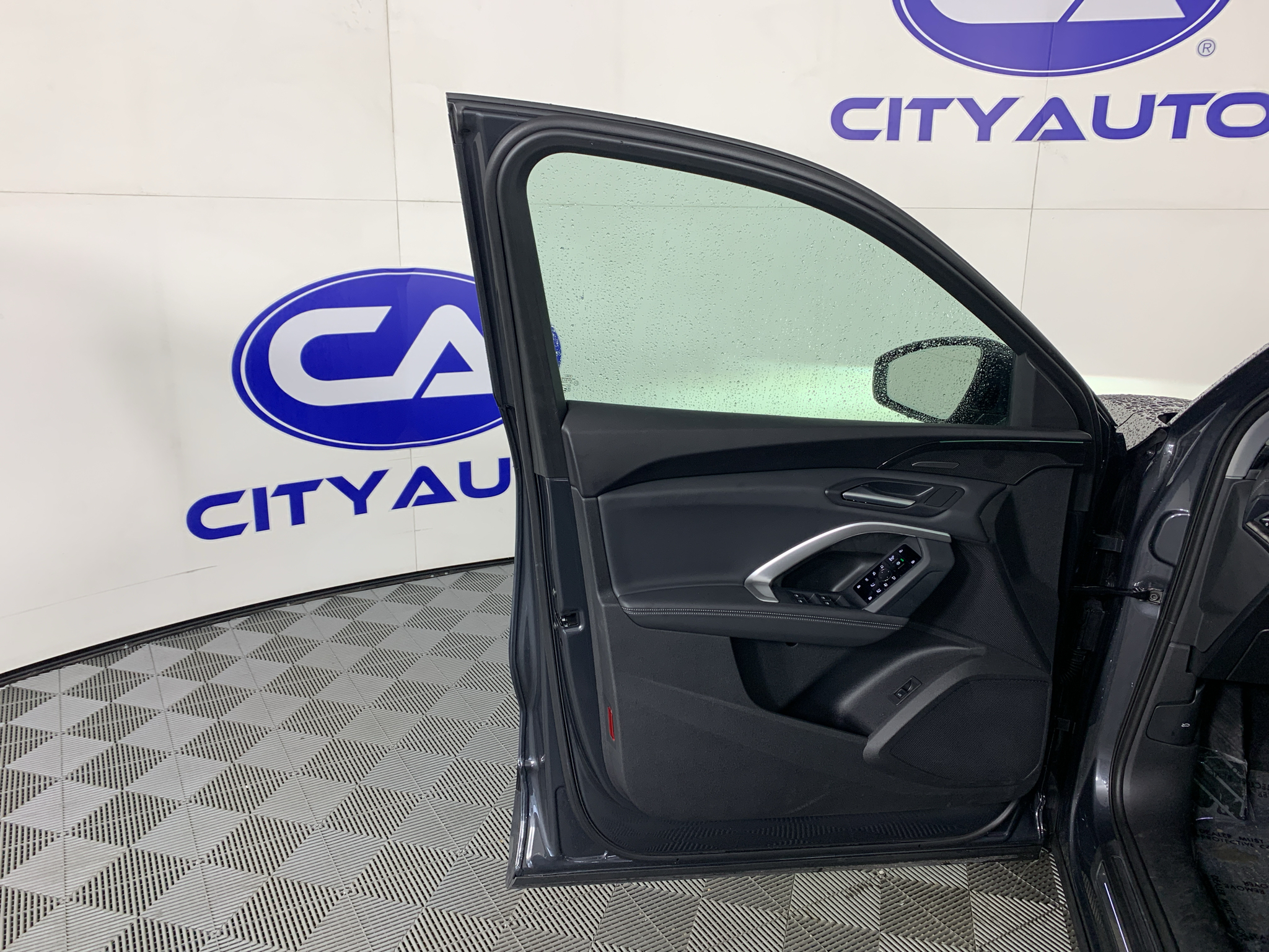Vehicle photo 12