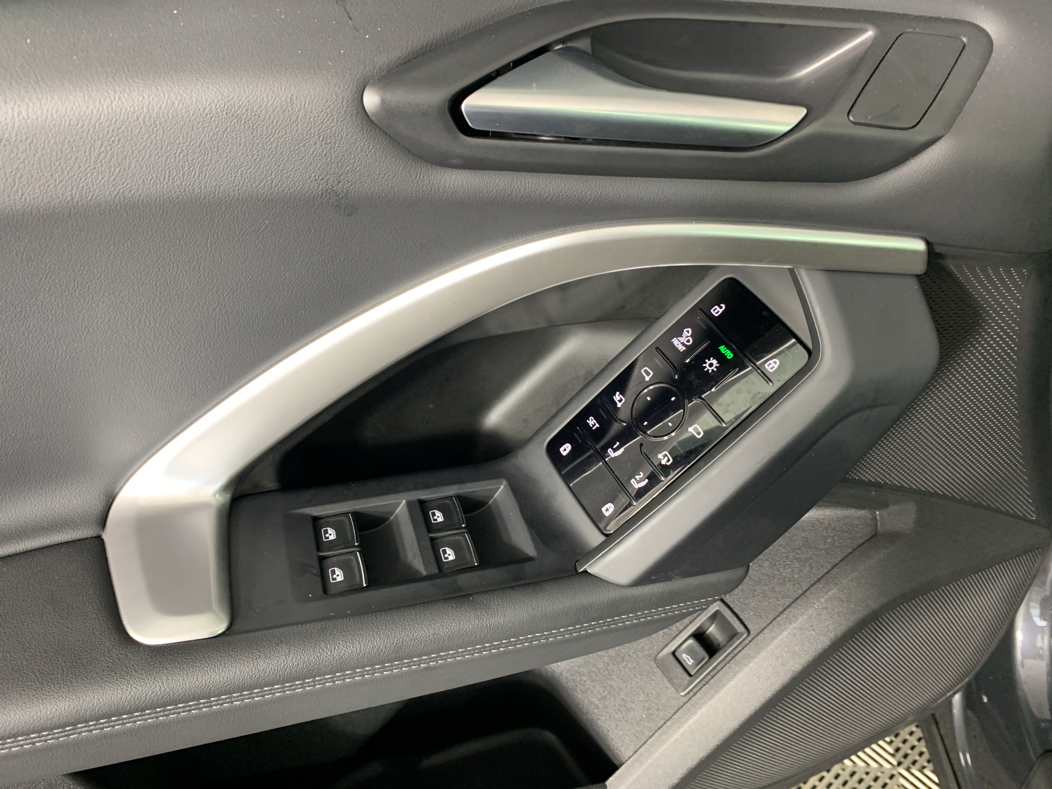Vehicle photo 13