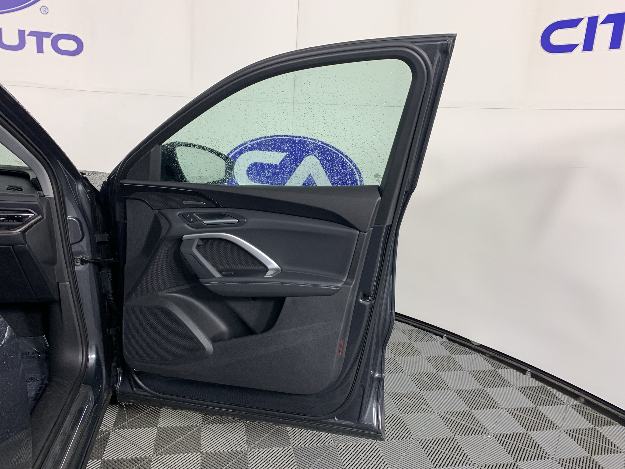 Vehicle photo 36