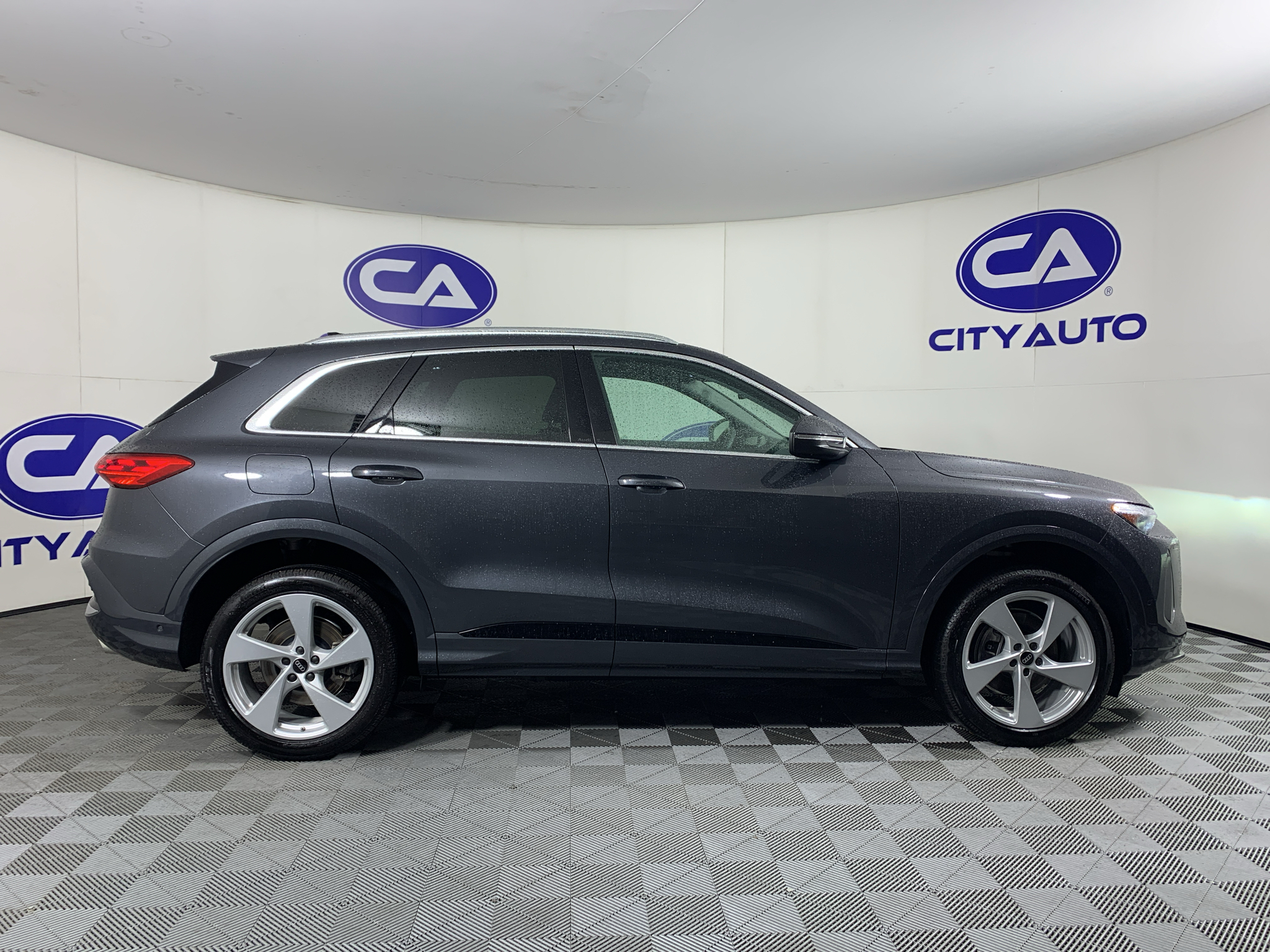 Vehicle photo 2