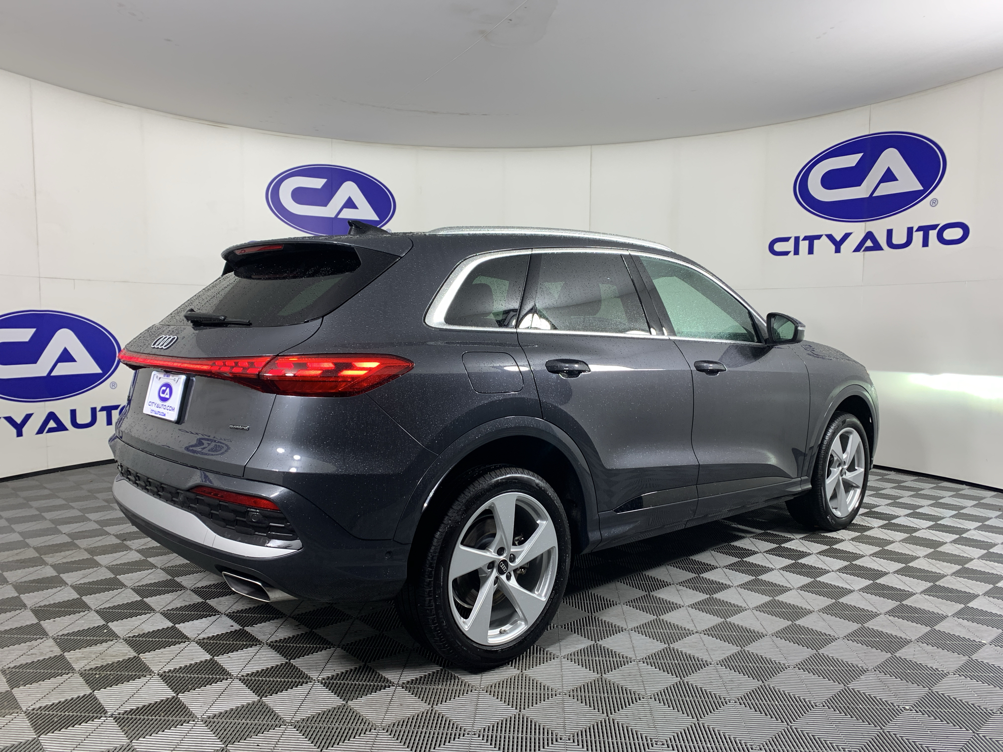 Vehicle photo 3