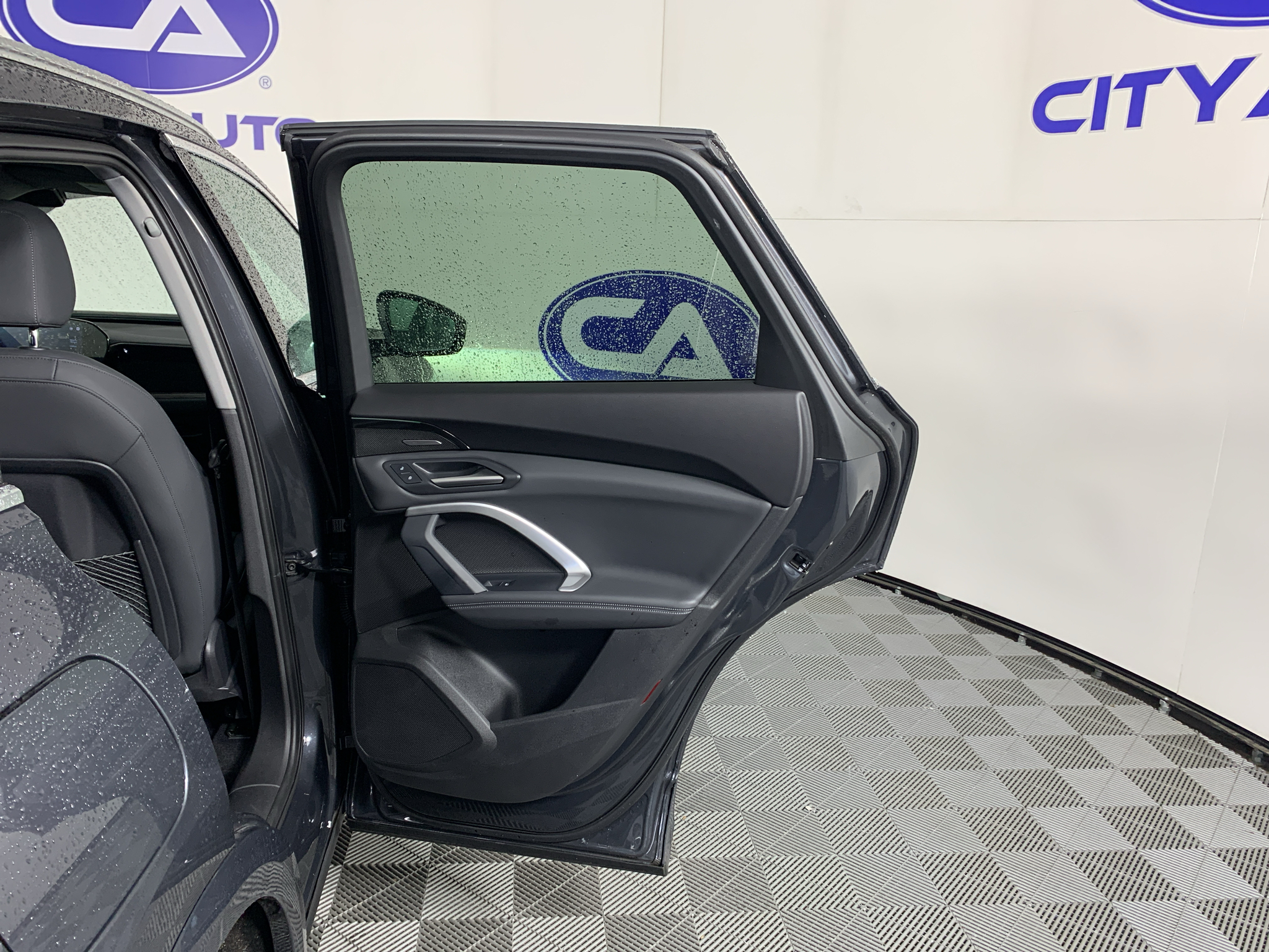 Vehicle photo 33