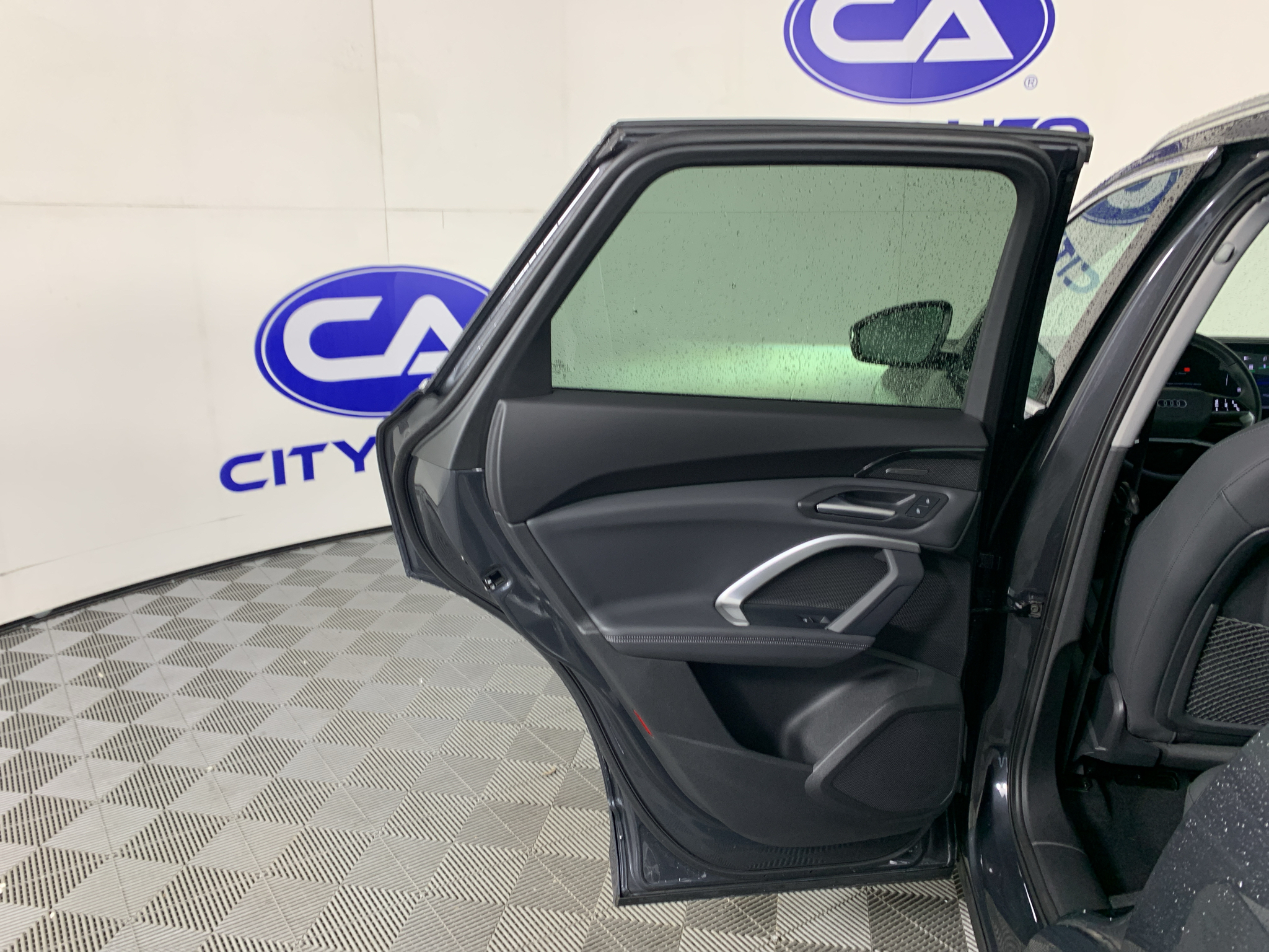 Vehicle photo 28