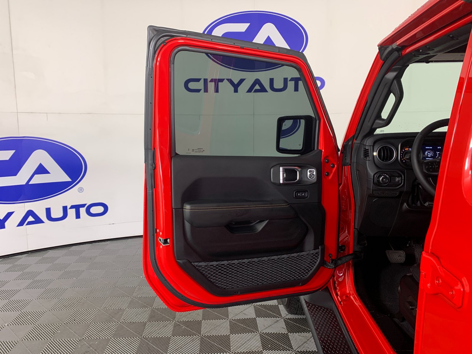 Vehicle photo 13