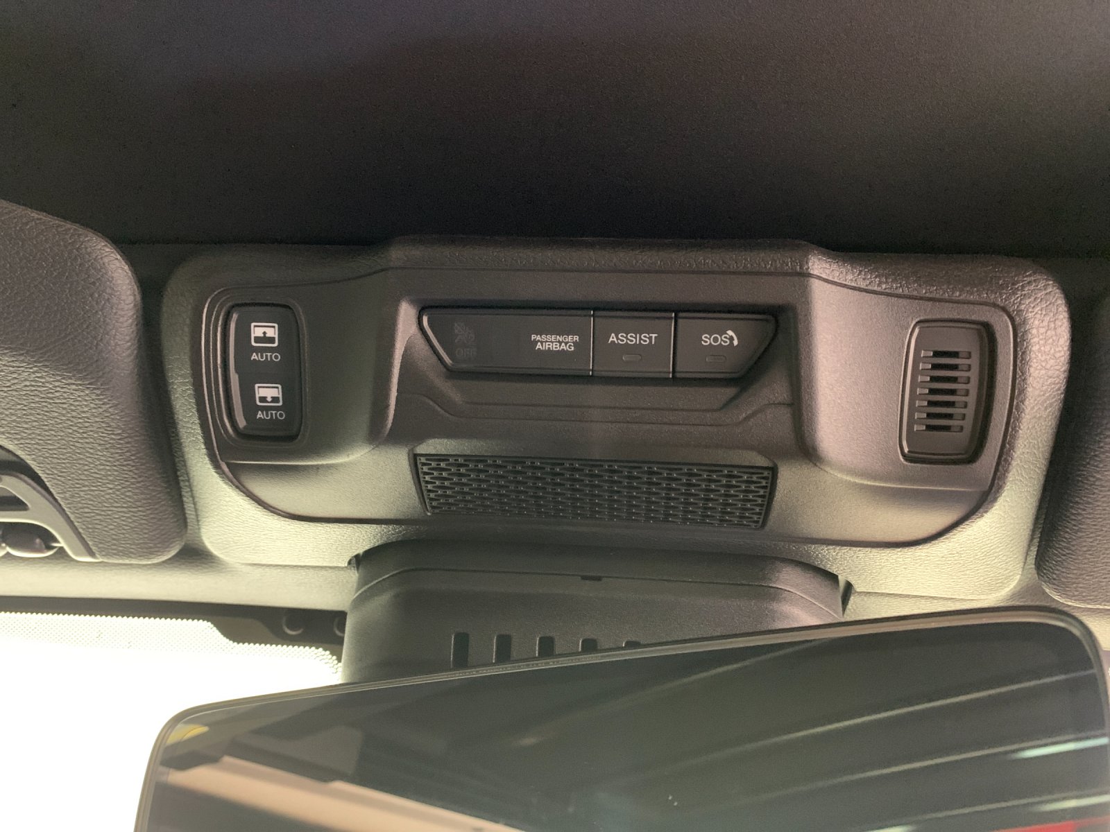 Vehicle photo 28