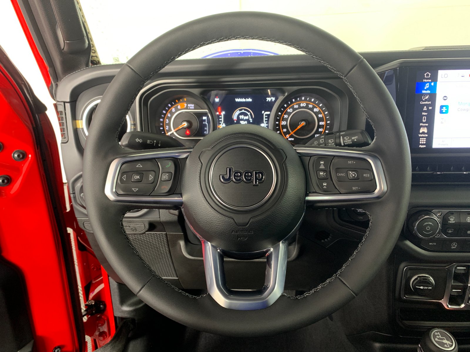 Vehicle photo 21