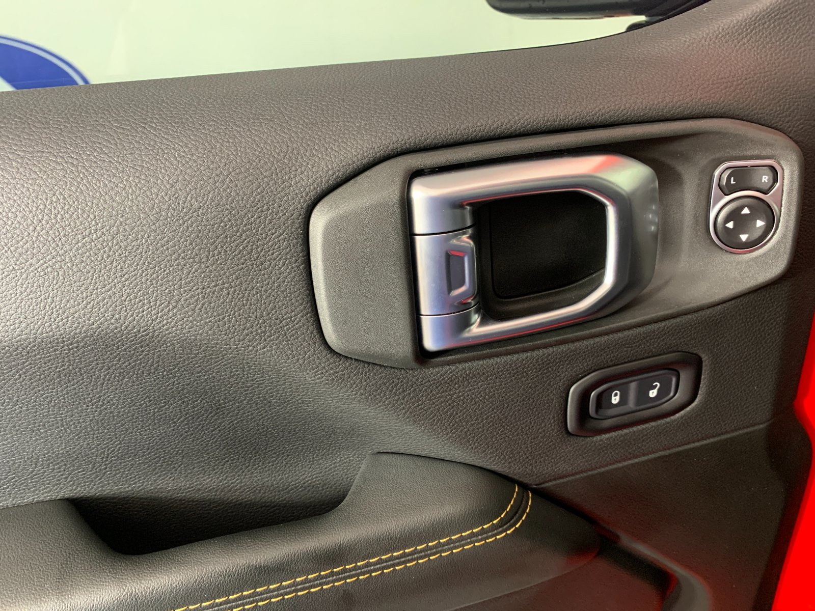 Vehicle photo 14