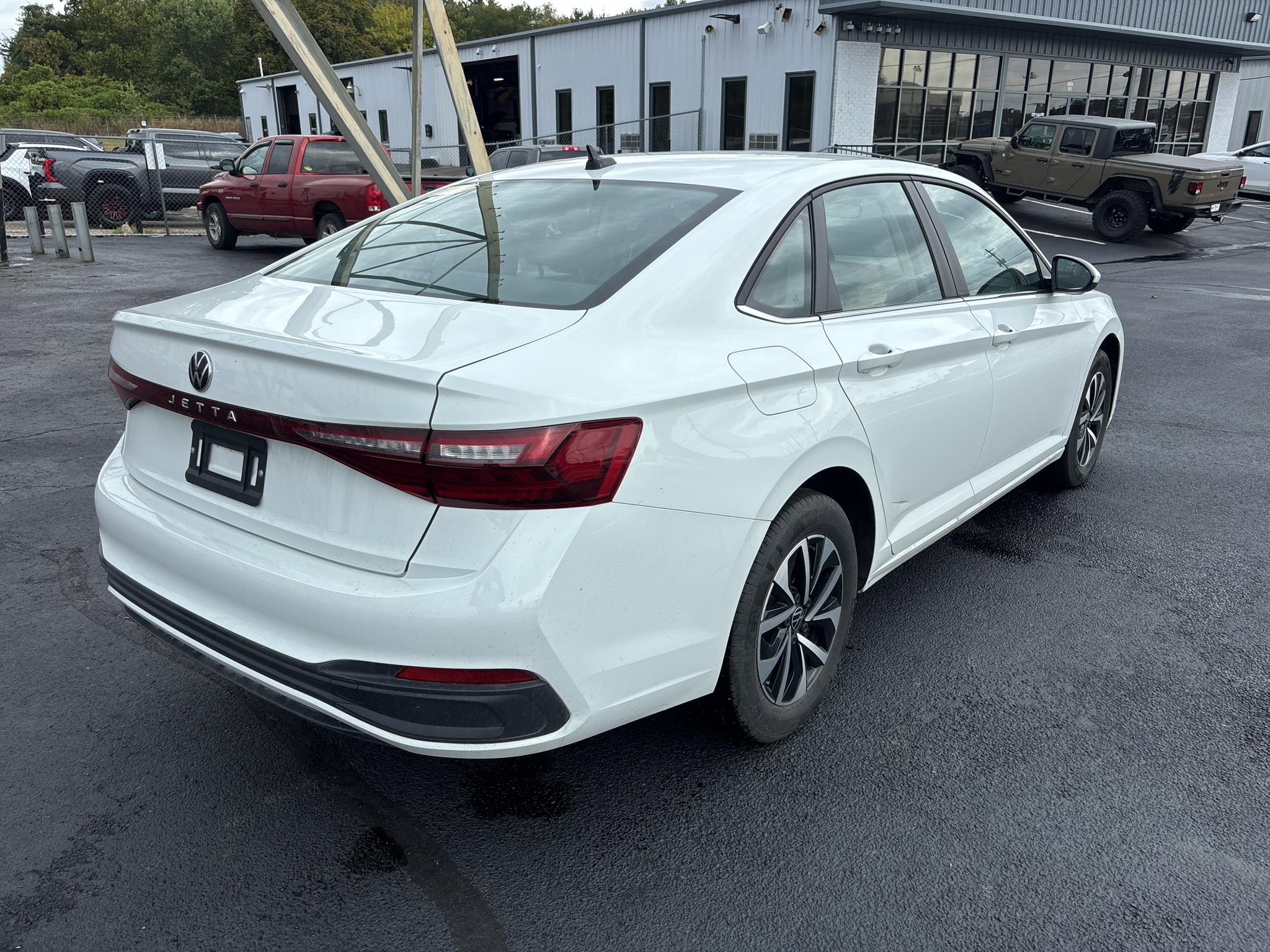 Vehicle photo 17
