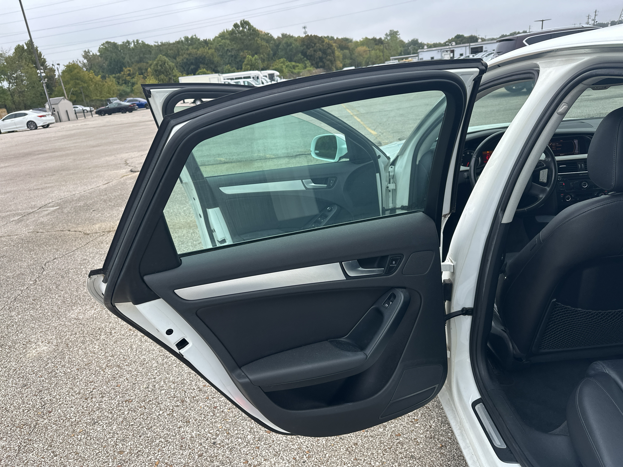 Vehicle photo 17
