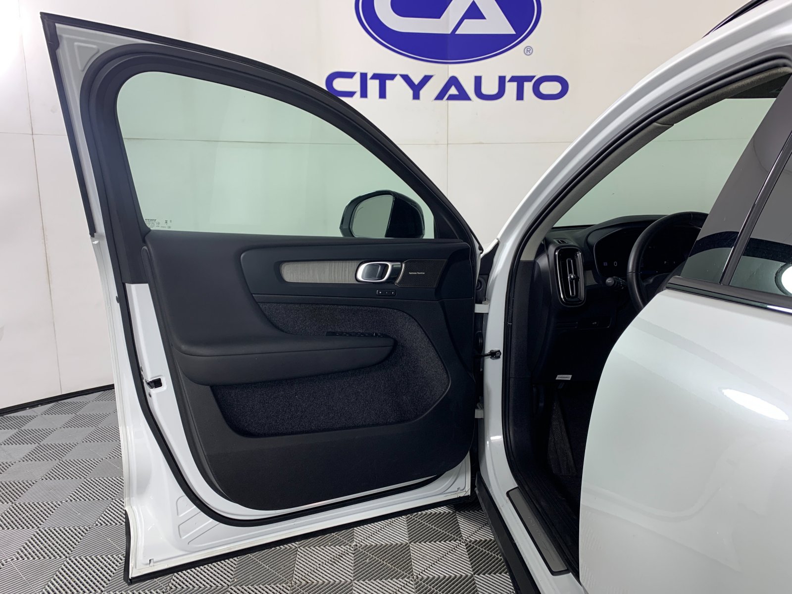 Used 2023 Volvo XC40 B4 SUV