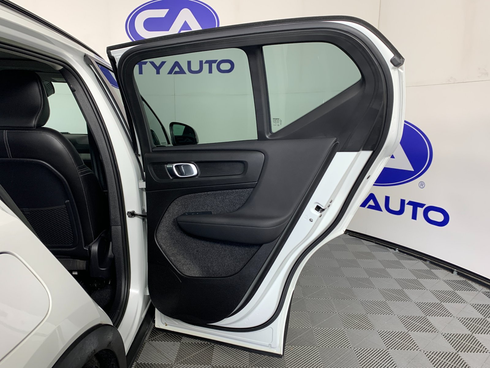 Used 2023 Volvo XC40 B4 SUV