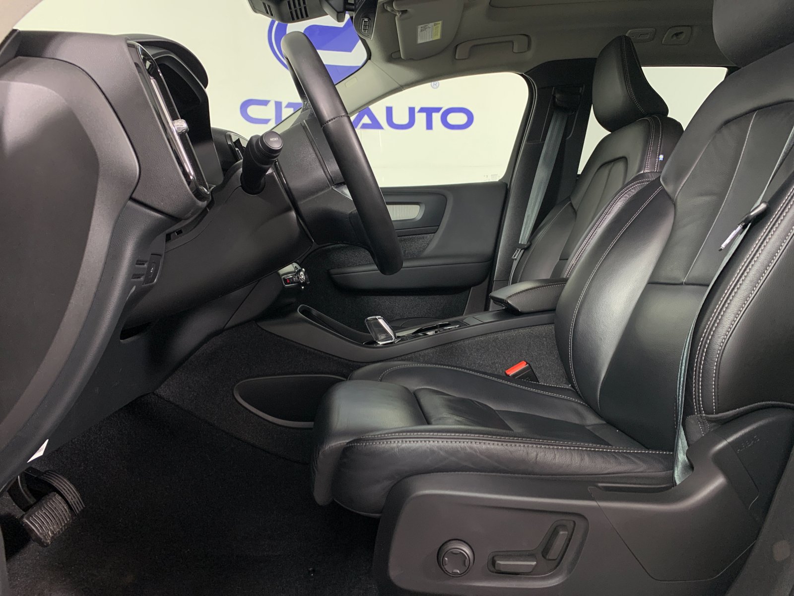 Used 2023 Volvo XC40 B4 SUV