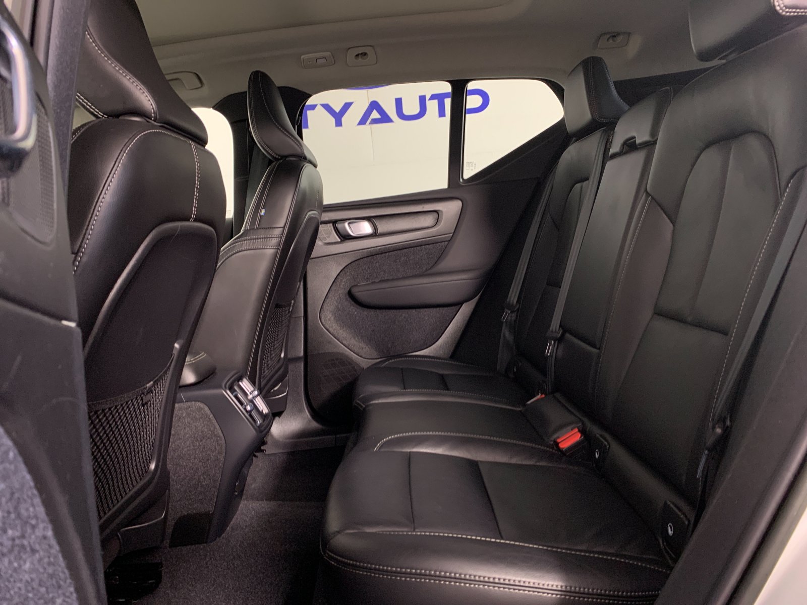 Used 2023 Volvo XC40 B4 SUV