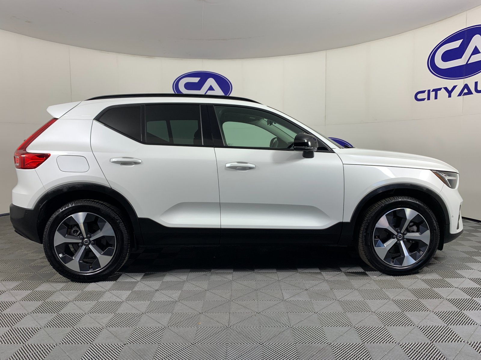 Used 2023 Volvo XC40 B4 SUV