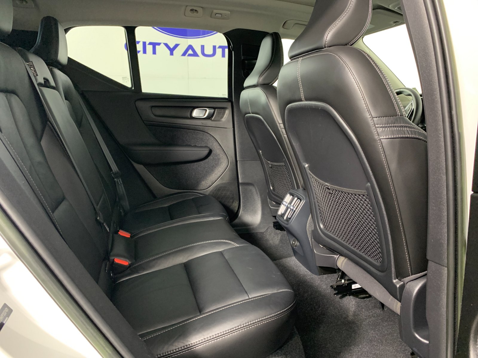 Used 2023 Volvo XC40 B4 SUV