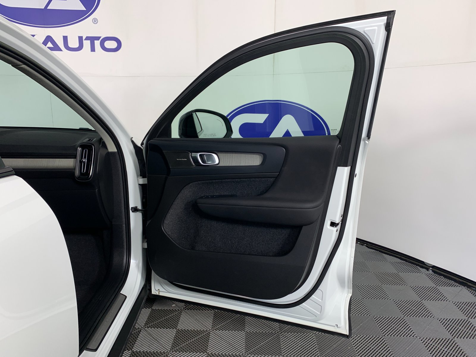 Used 2023 Volvo XC40 B4 SUV
