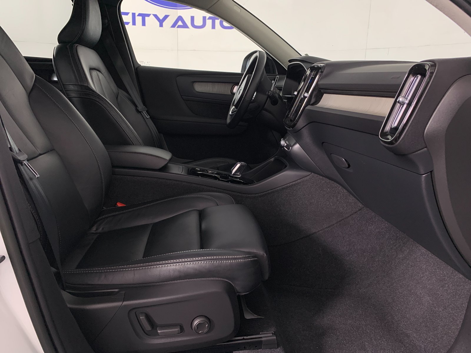 Used 2023 Volvo XC40 B4 SUV