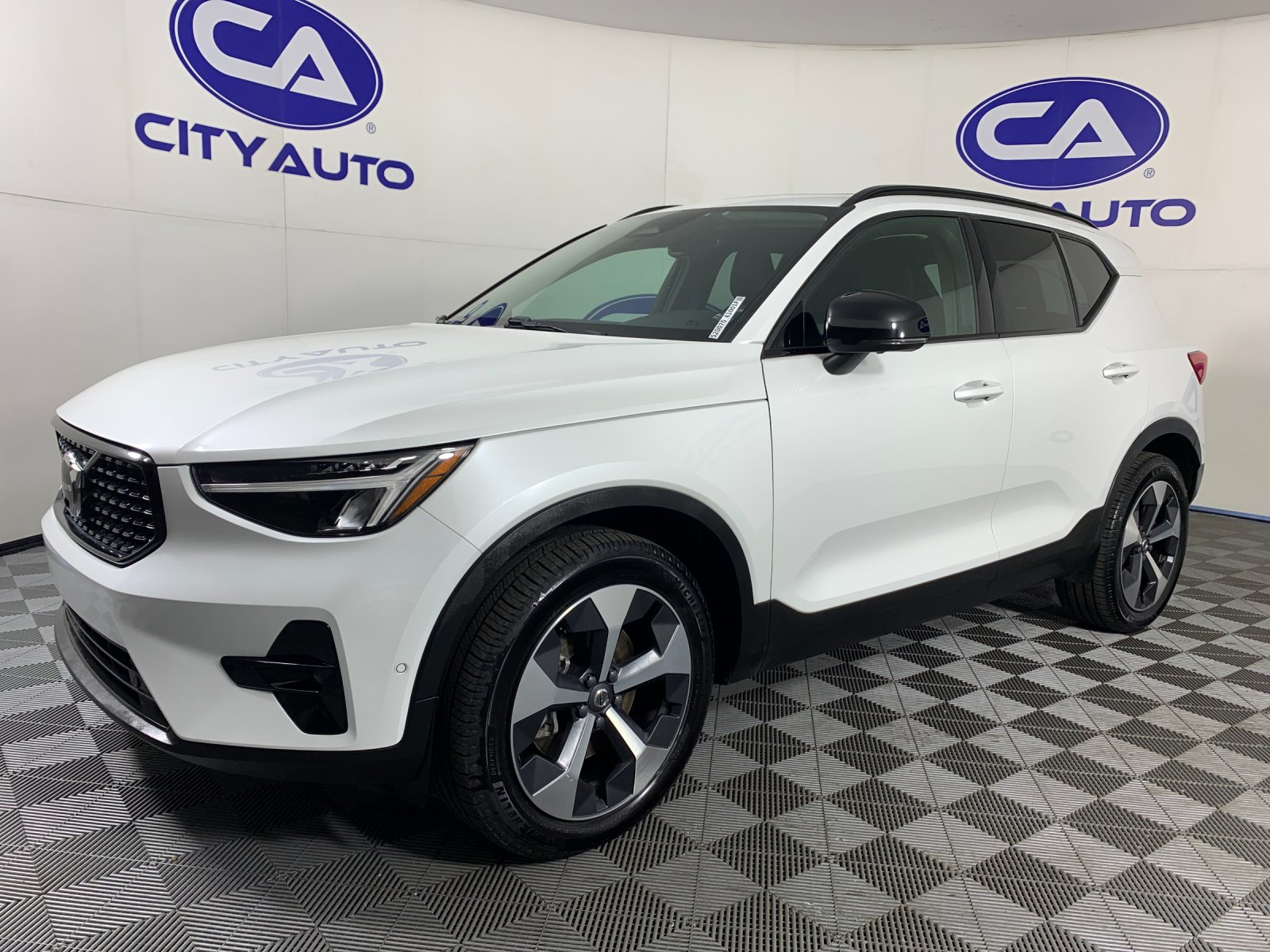 Used 2023 Volvo XC40 B4 SUV