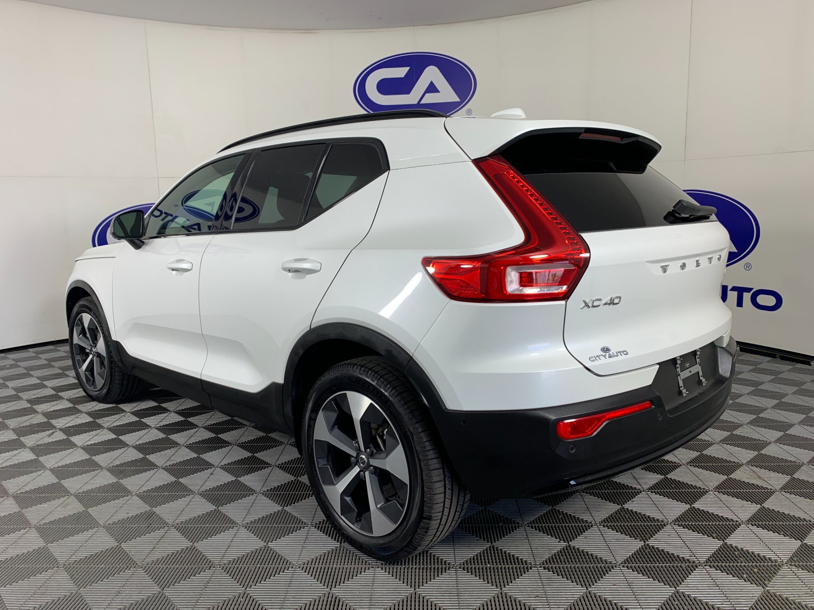 Used 2023 Volvo XC40 B4 SUV