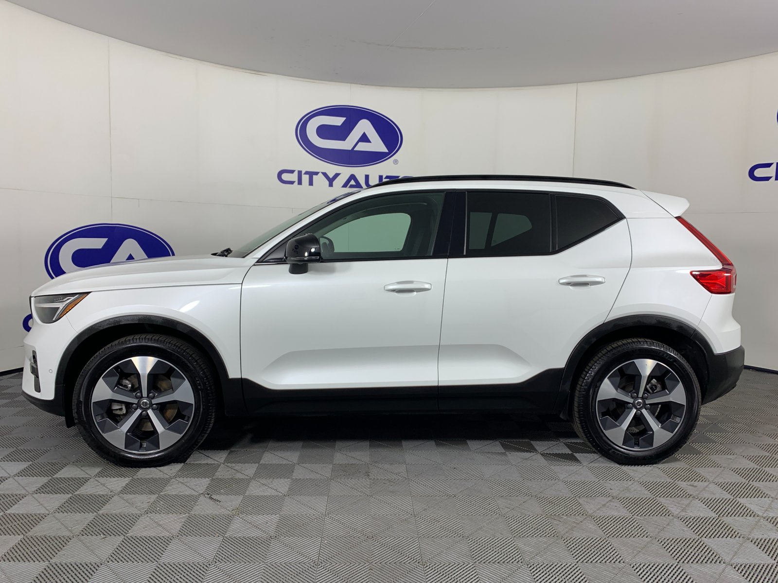 Used 2023 Volvo XC40 B4 SUV