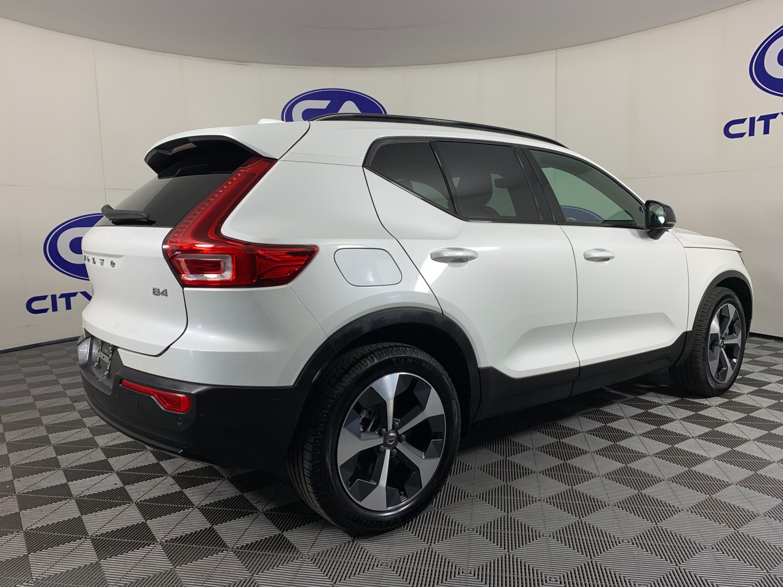 Used 2023 Volvo XC40 B4 SUV