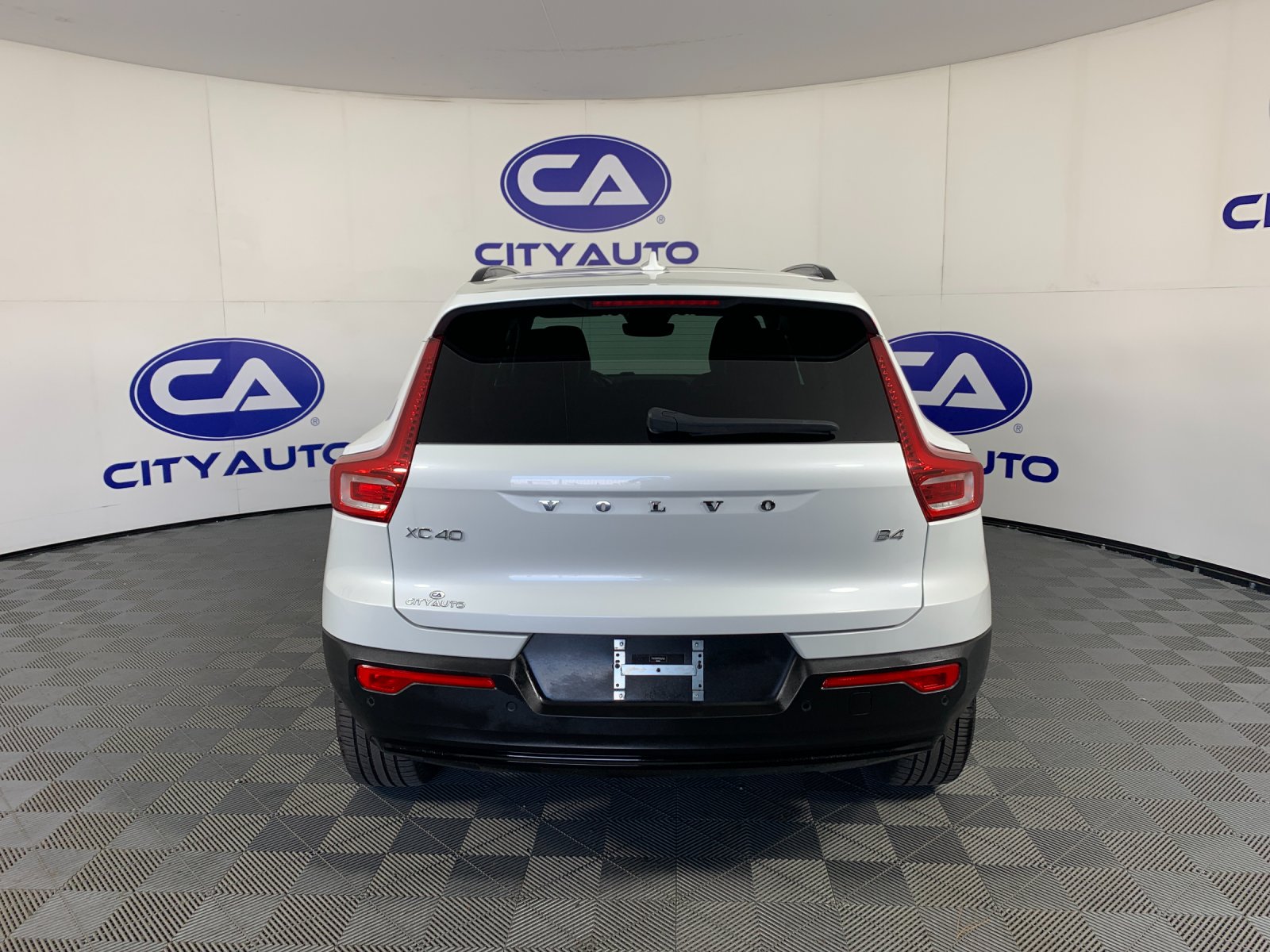 Used 2023 Volvo XC40 B4 SUV