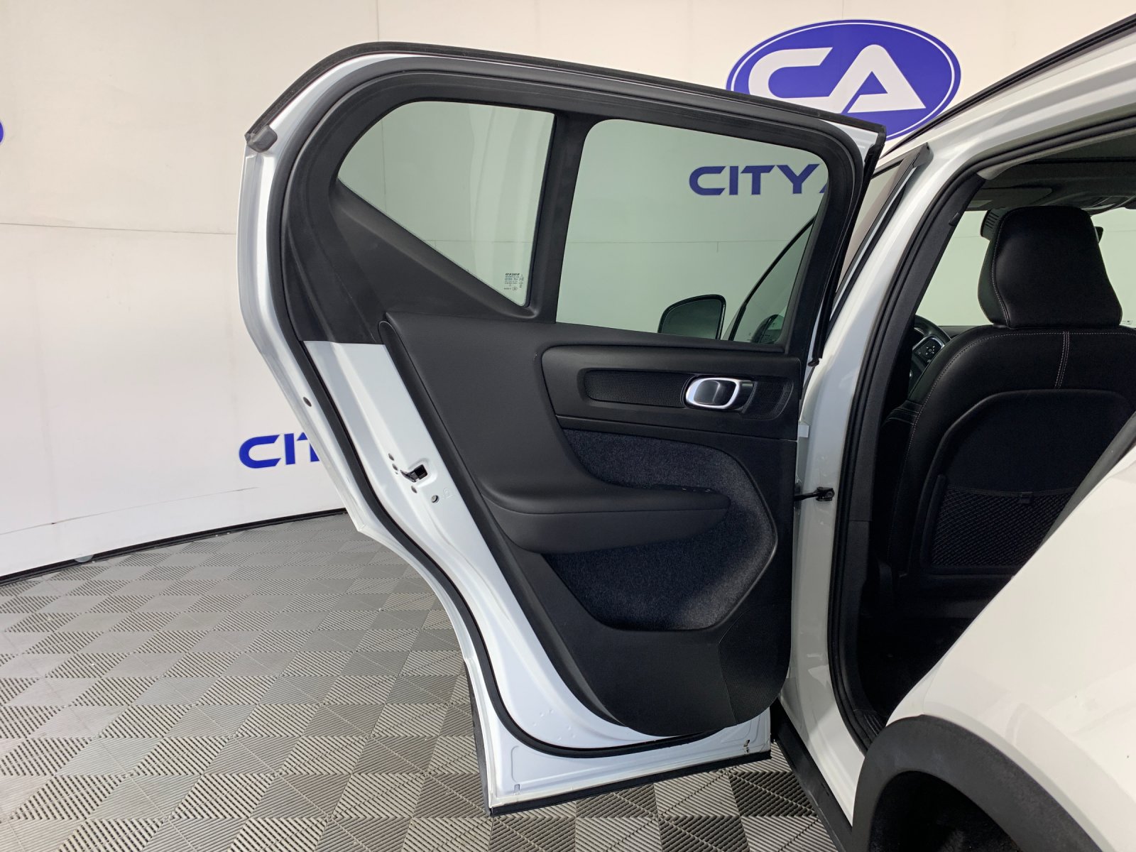 Used 2023 Volvo XC40 B4 SUV