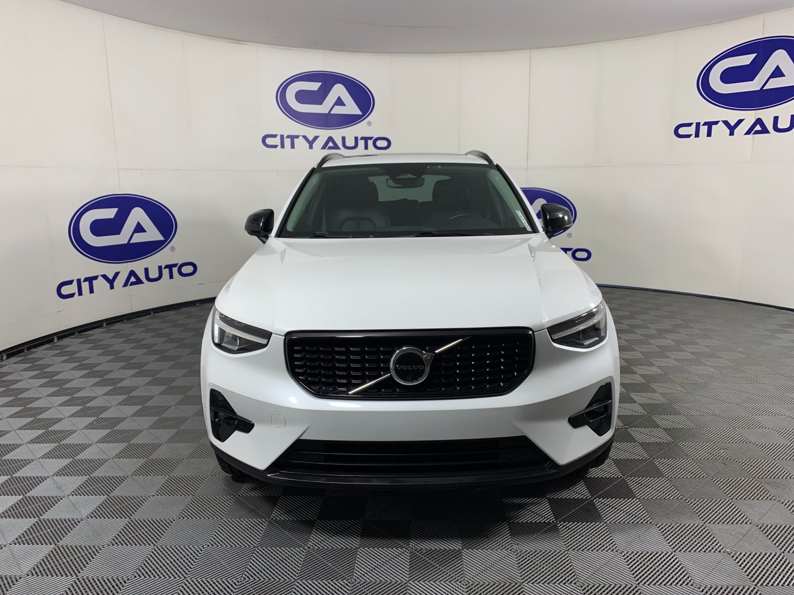 Used 2023 Volvo XC40 B4 SUV