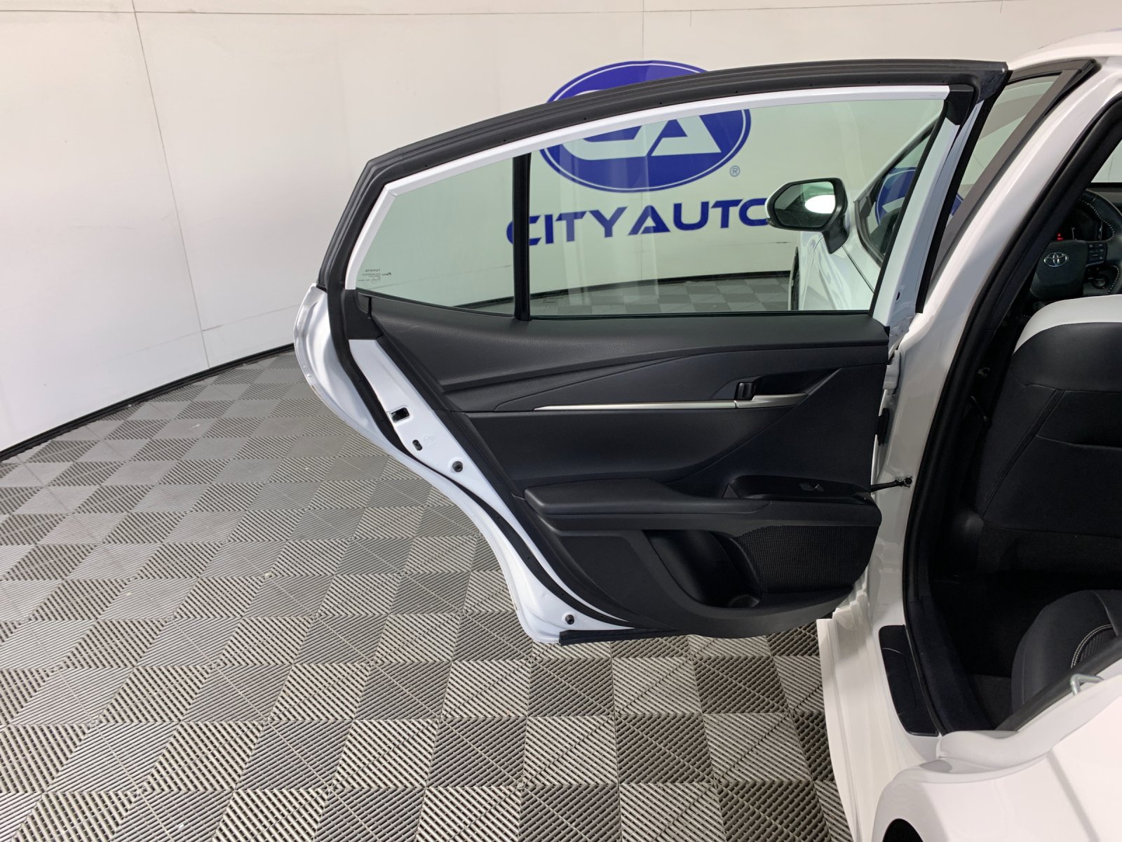 Vehicle photo 29