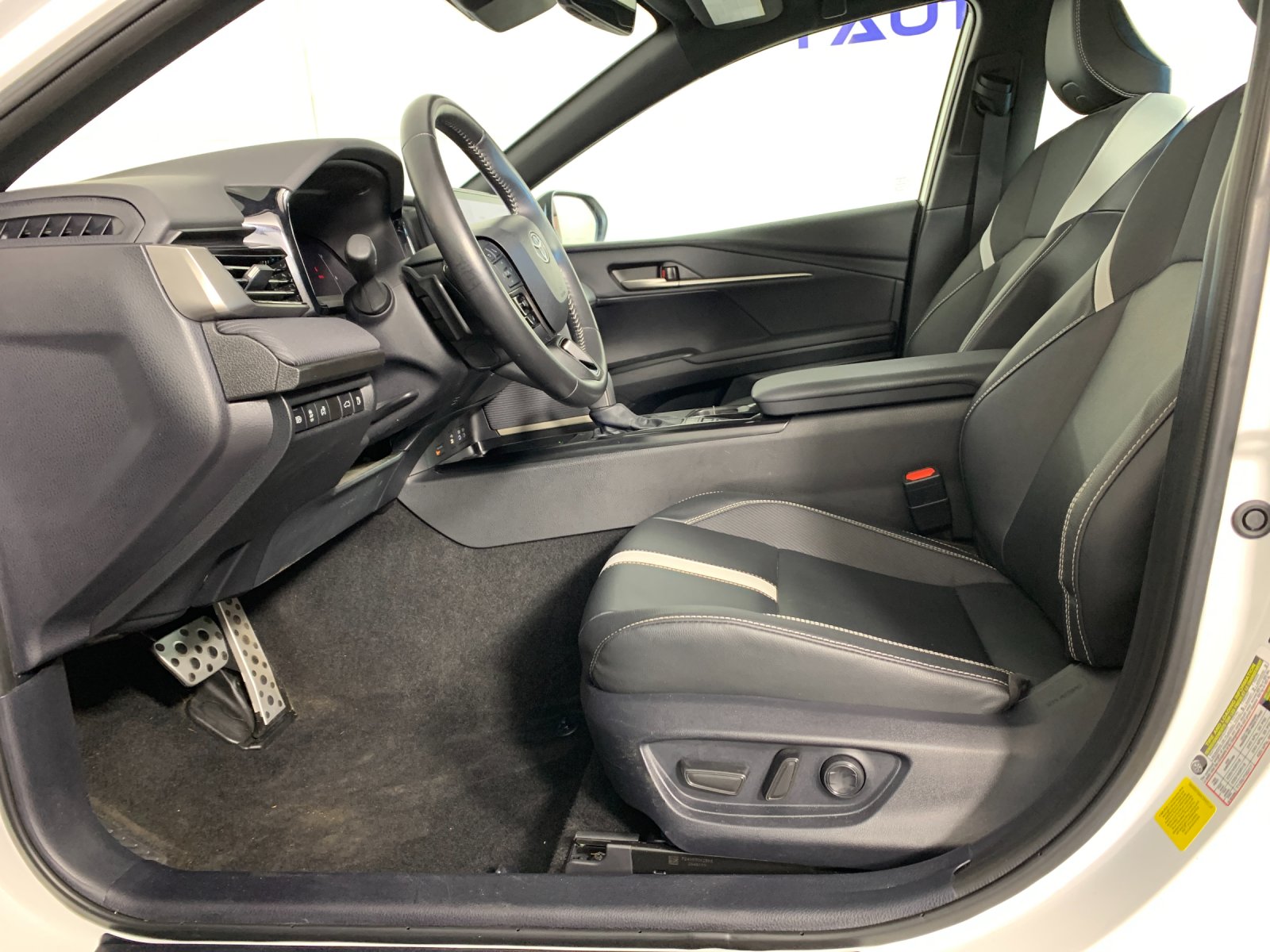 Vehicle photo 15