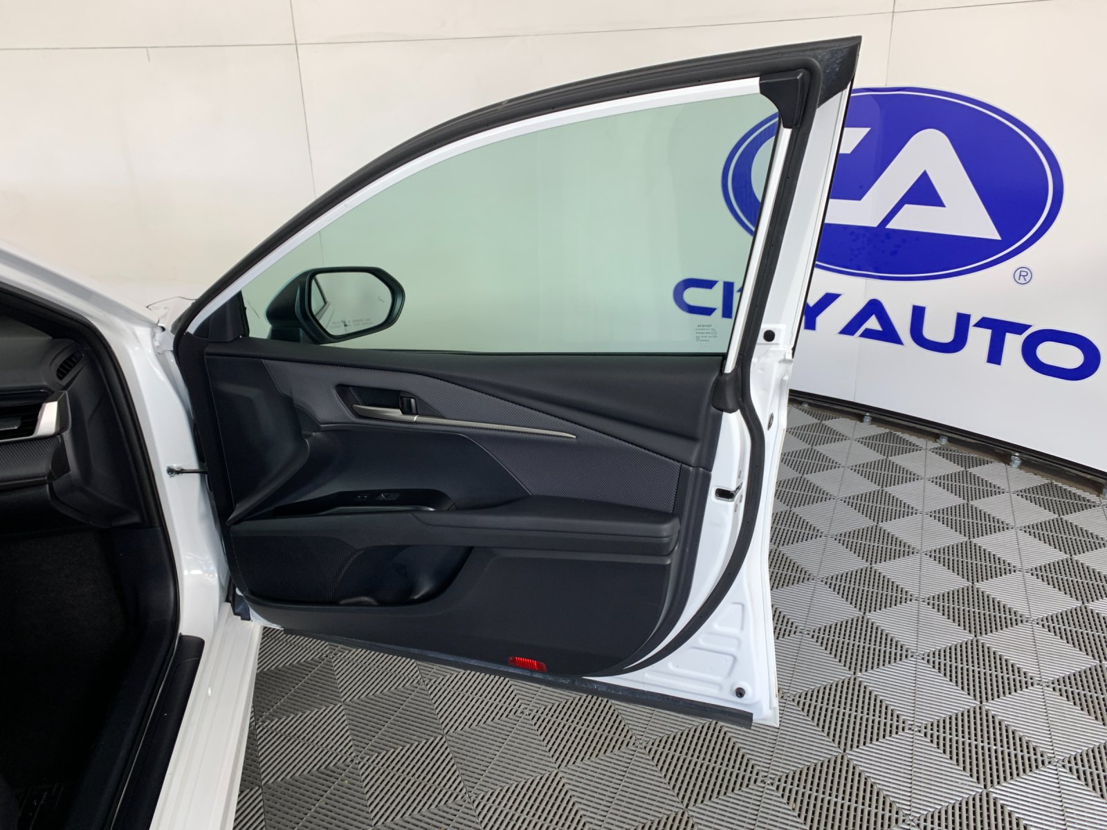 Vehicle photo 37