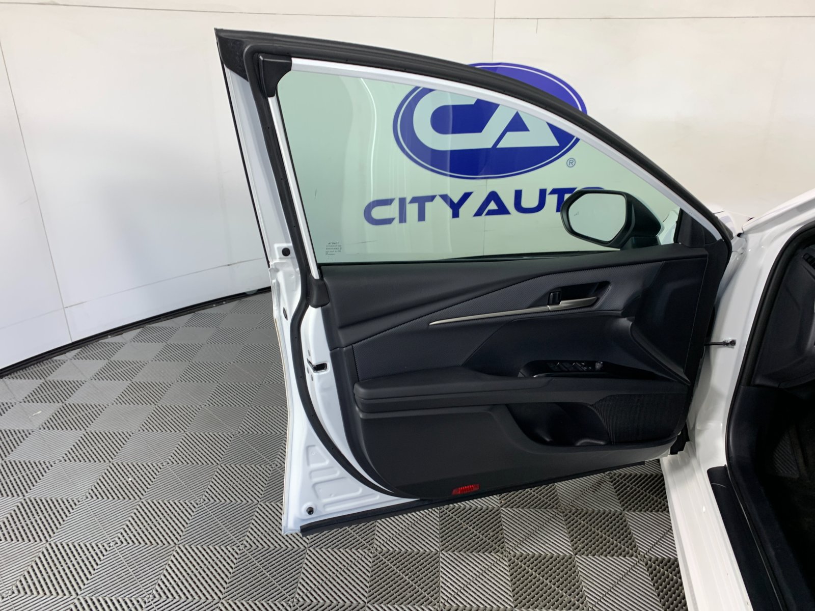Vehicle photo 13