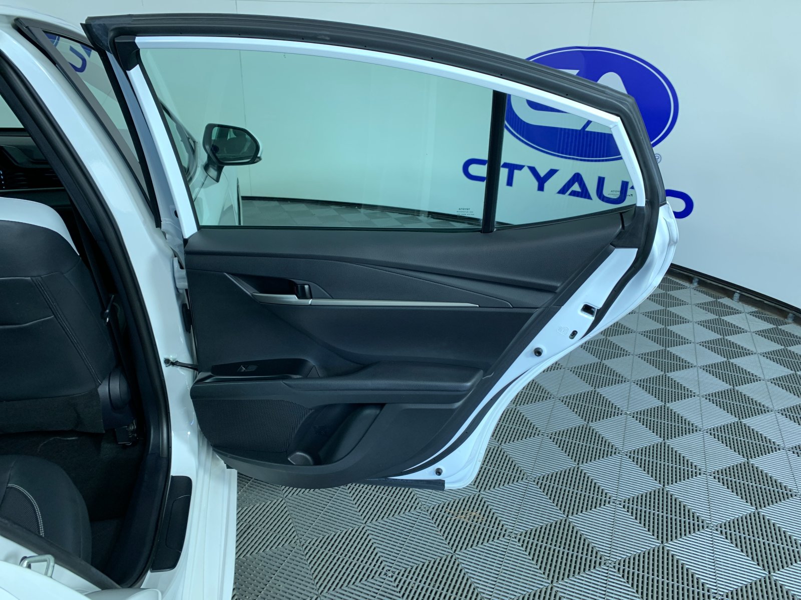 Vehicle photo 34