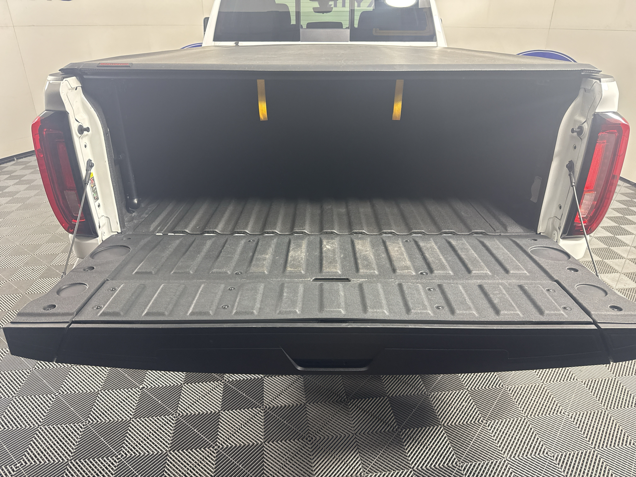 Vehicle photo 7