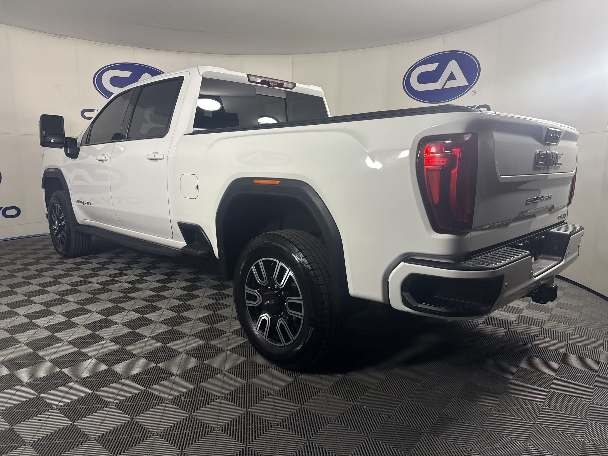 Vehicle photo 5