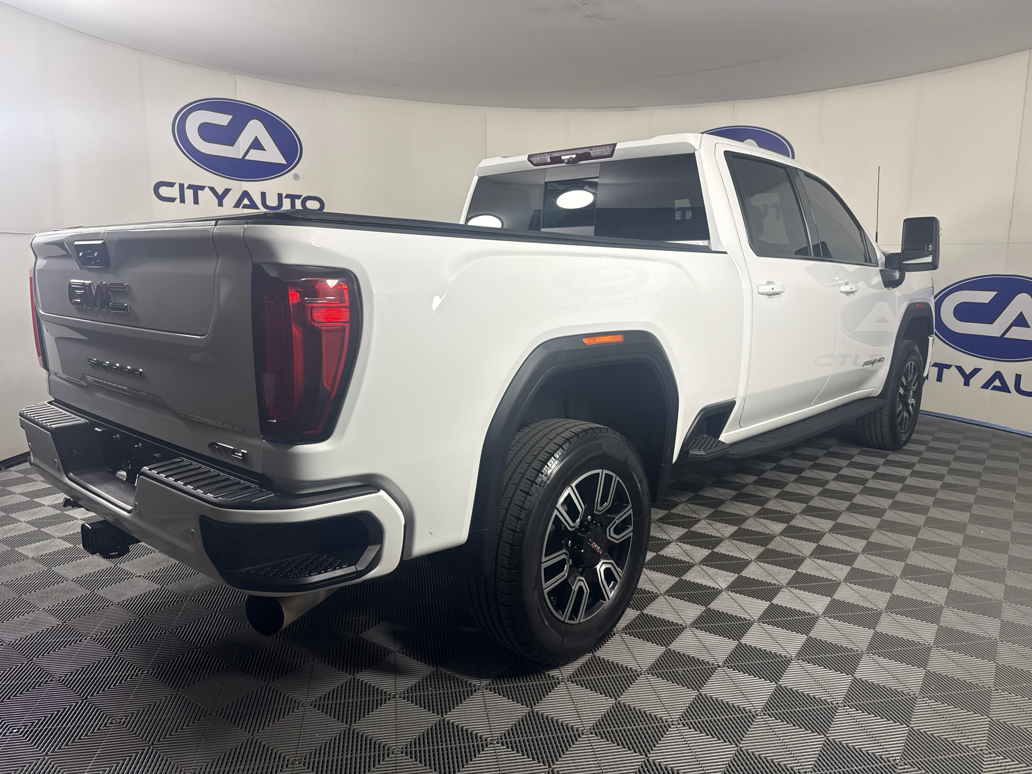 Vehicle photo 9