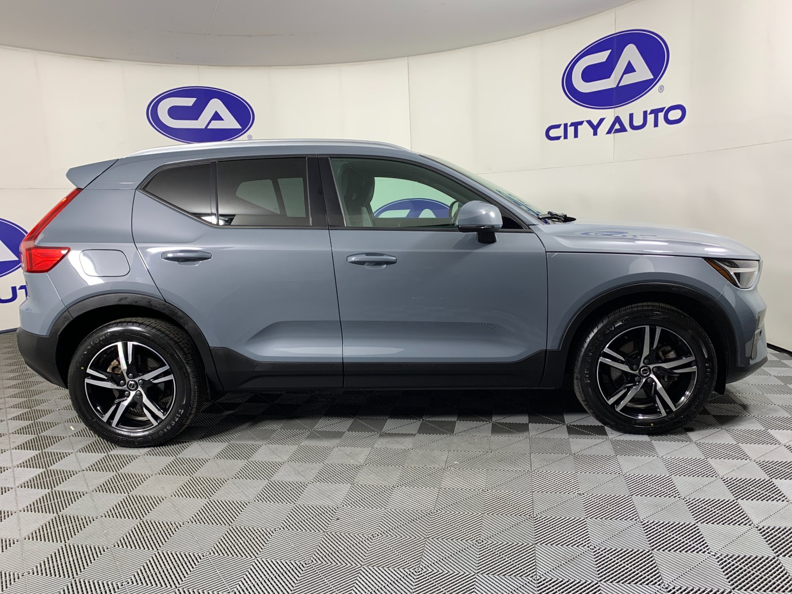 Used 2023 Volvo XC40 B5 SUV