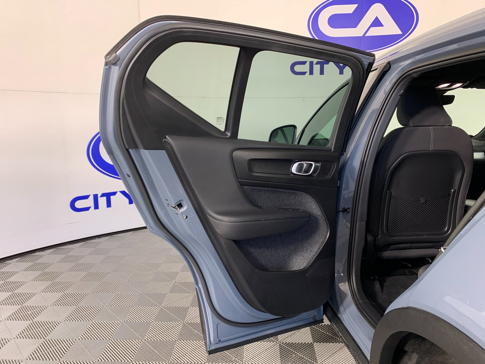 Used 2023 Volvo XC40 B5 SUV