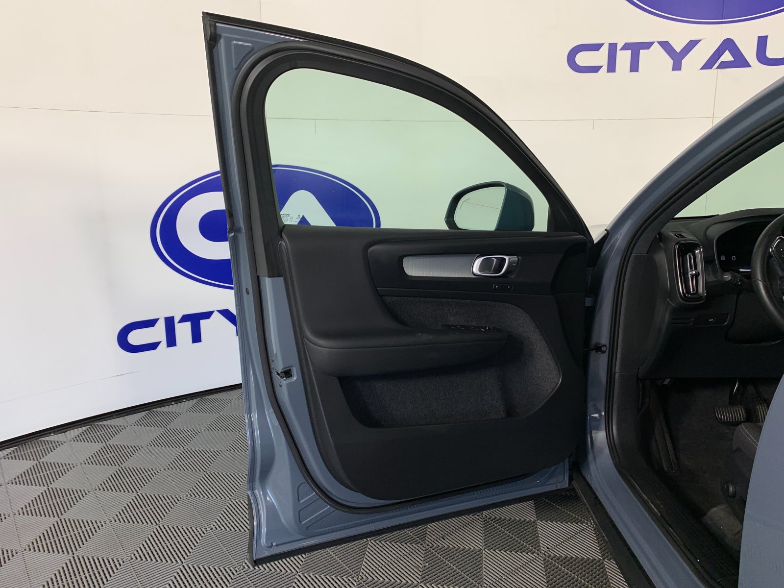 Used 2023 Volvo XC40 B5 SUV