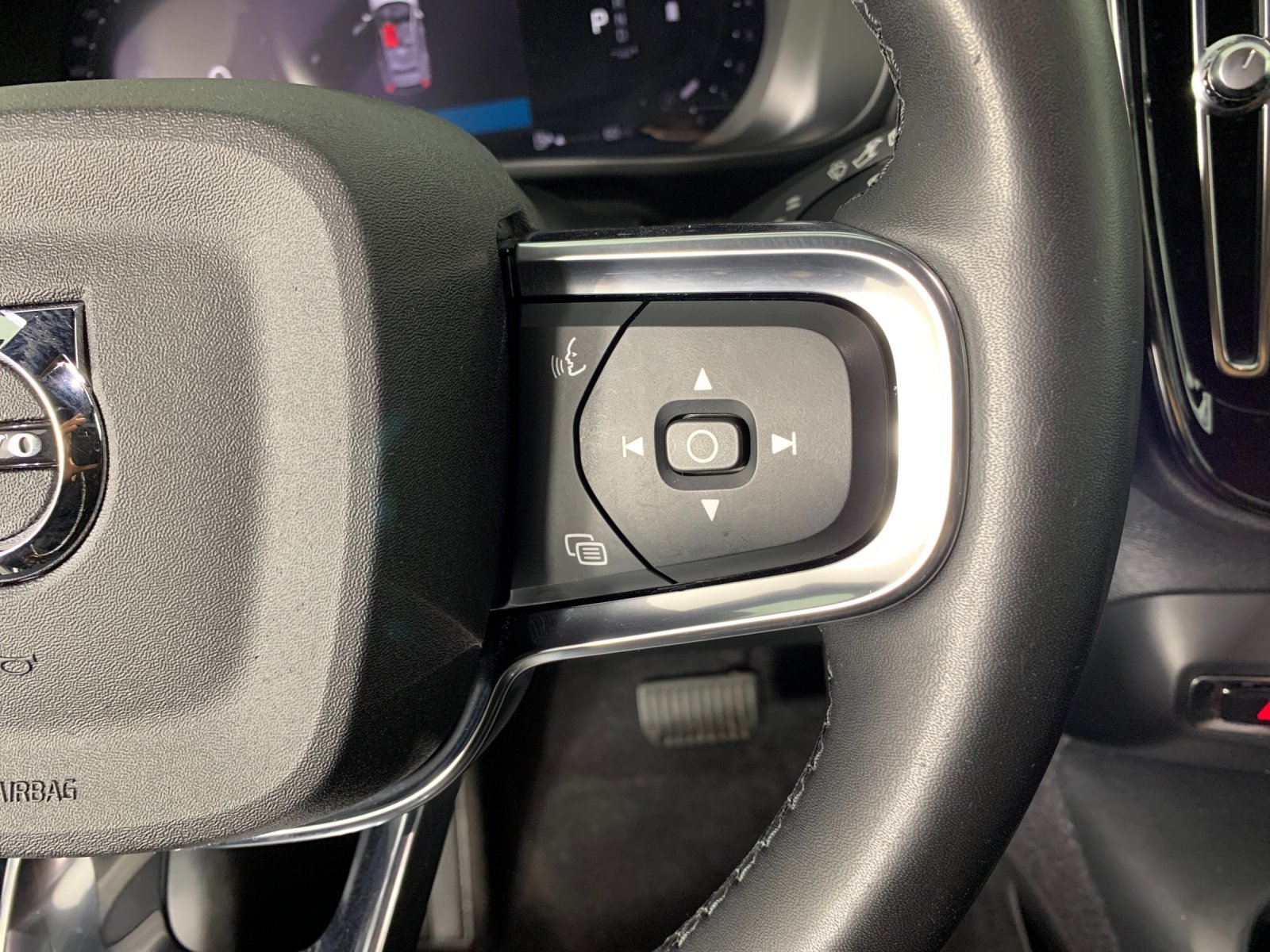 Used 2023 Volvo XC40 B5 SUV
