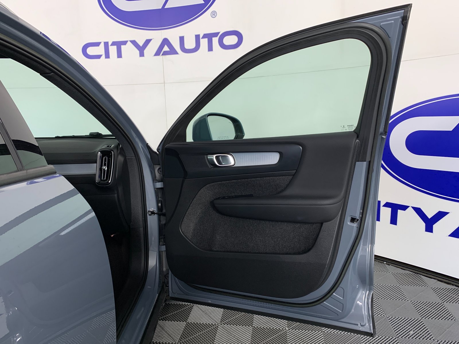 Used 2023 Volvo XC40 B5 SUV