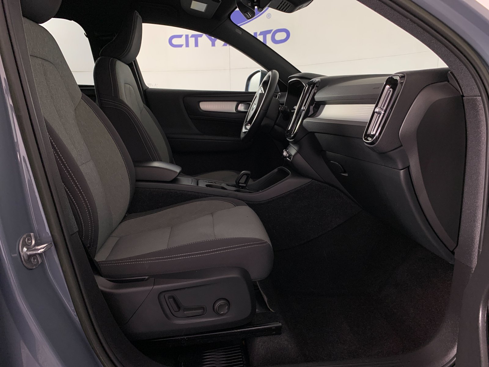 Used 2023 Volvo XC40 B5 SUV