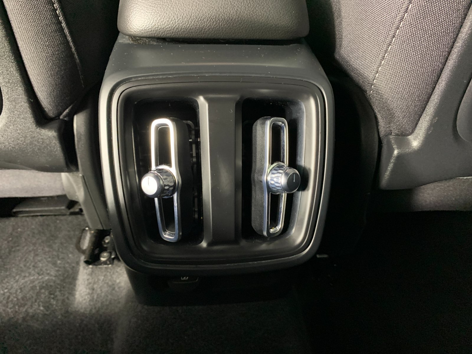 Used 2023 Volvo XC40 B5 SUV