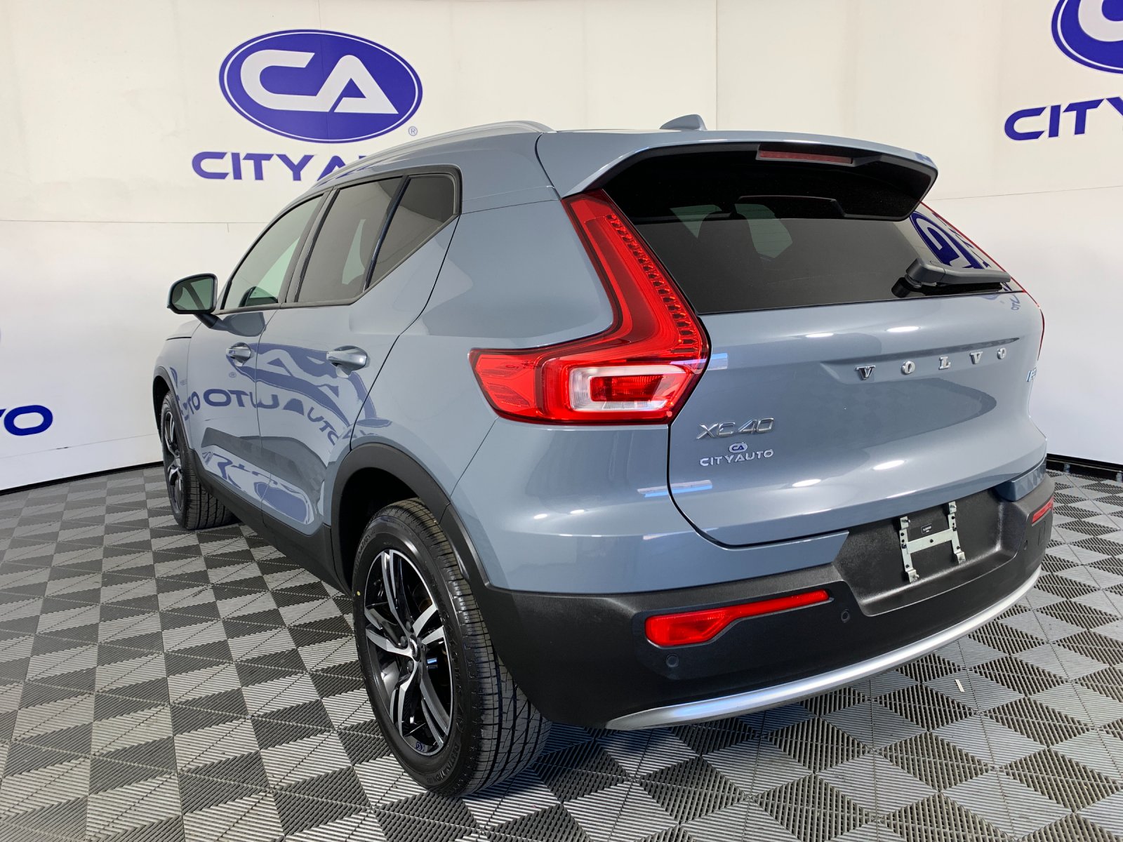 Used 2023 Volvo XC40 B5 SUV